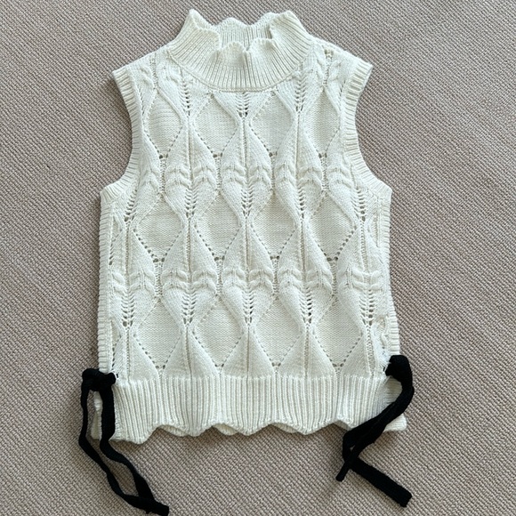 Sleeveless sweater cute black ties on side, but can be removed - Picture 1 of 4